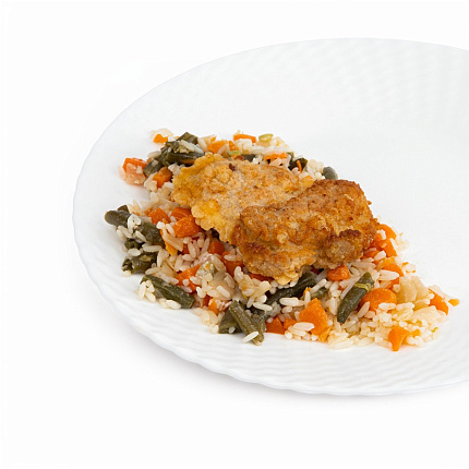 Филе куриное жаренное в яйце с рисом и овощами