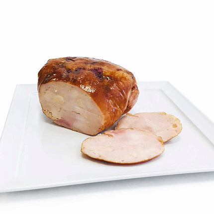 Рулет из мяса птицы с брусникой