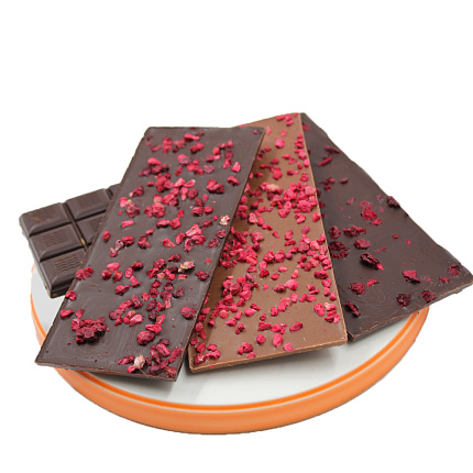 Шоколад молочный с малиной 65 г