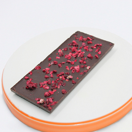 Шоколад горький с ежевикой 65 г