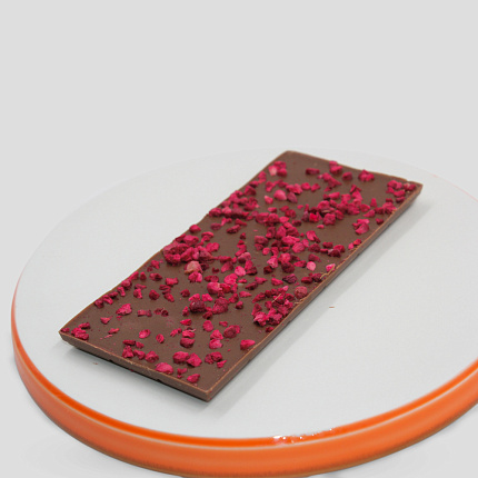 Шоколад молочный с малиной 65 г